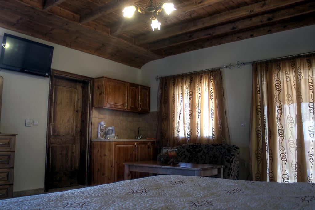 Toula Rooms Angistron Exterior photo